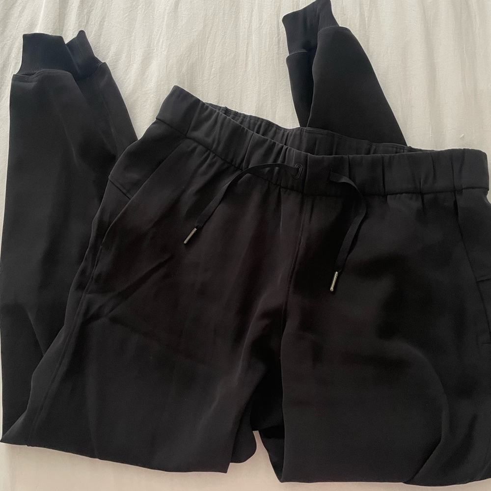 Lululemon On the fly jogger size 8, full length pant. EUC worn once or twice!